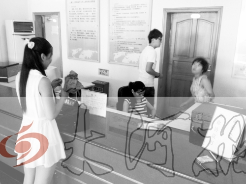 鄭州市人才交流服務(wù)中心二樓大廳，剛畢業(yè)大學(xué)生咨詢政策，工作人員卻在若無(wú)其事地玩手機(jī)。