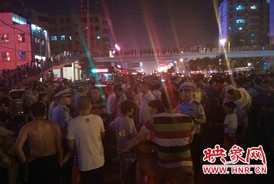 8月7日晚20時許，幾位交警在人群中