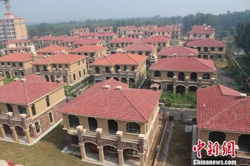 在鄭州市惠濟區(qū)花園口鎮(zhèn)申莊村的黃河岸邊，這處豪華別墅群蔚為壯觀。侯偉勝 攝