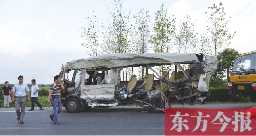 312國(guó)道信陽(yáng)光山段貨車撞上中巴客車