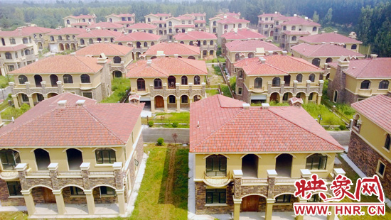 這里的別墅共計(jì)30多棟，有兩層的，也有三層的，主體、裝修都已經(jīng)完工