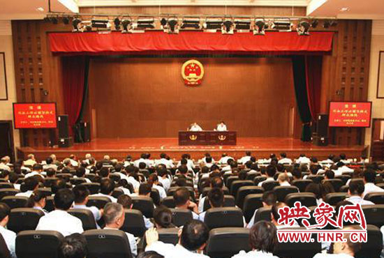 9月3日上午，河南省高級(jí)人民法院召開(kāi)機(jī)關(guān)全體黨員干部大會(huì)