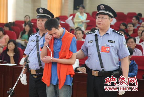 庭審現(xiàn)場，幾度流下淚水的小偉，后悔當初太過沖動。魏海勇-攝