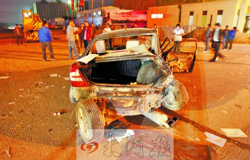 新鄭寶馬連撞兩車后沖進(jìn)戲臺(tái)邊人群致1死7傷 新鄭寶馬連撞兩車后沖進(jìn)戲臺(tái)邊人群致1死7傷