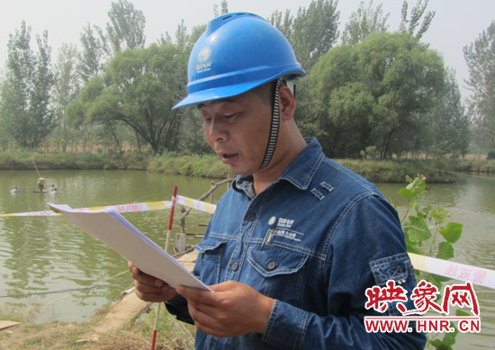 登塔之前，樊建軍在做最后的安全指示