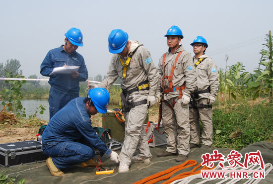 “弟兄們”每次上塔作業(yè)，樊建軍都要認(rèn)真核對檢查，不容一絲失誤出現(xiàn)。