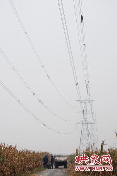 樊建軍自已笑稱，他們更像是一群“高空舞者”。