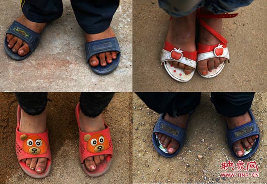 山里的溫度已經(jīng)很低了，有些孩子還是光腳穿著拖鞋。