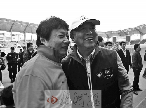 比賽結(jié)束后，老胡熱情擁抱老唐。