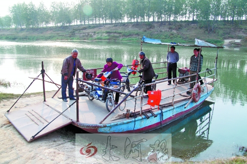 18年來，盛衛(wèi)川堅(jiān)持每日如此，為河兩岸的人擺渡。