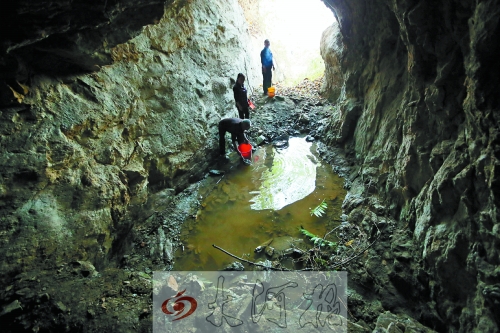 村民說以前這里的水很深，現(xiàn)在也就剩這么一點兒了。