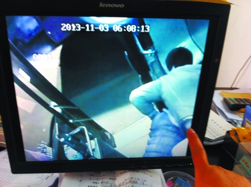 鄭州女公交車長遭歹徒卡脖索錢 公司欲為其頒發(fā)委屈獎(jiǎng)