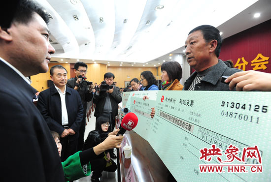 最高人民法院執(zhí)行局局長(zhǎng)劉貴祥、河南省高級(jí)人民法院院長(zhǎng)張立勇親手為申請(qǐng)執(zhí)行人員發(fā)放執(zhí)行款