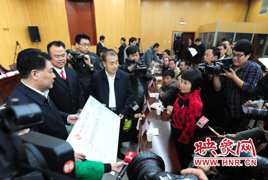 最高人民法院執(zhí)行局局長(zhǎng)劉貴祥、河南省高級(jí)人民法院院長(zhǎng)張立勇親手為申請(qǐng)執(zhí)行人員發(fā)放執(zhí)行款