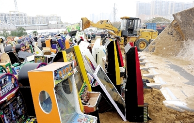 昨日16時，在鄭州市公安局治安支隊院內，省會警方集中銷毀了“雷霆”行動中查獲的賭博機等涉賭物品