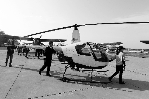 選拔賽現(xiàn)場(chǎng)，選手們正入場(chǎng)表演 記者 鄧萬(wàn)里/攝