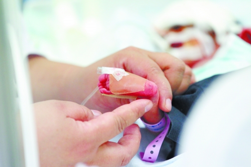 早產(chǎn)兩個(gè)月，孩子的生命之路更需要親人的陪伴。