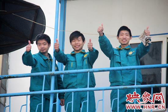 干的好的時候，他們會給同伴豎起大拇指