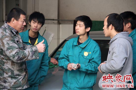 楊冠軍（左）在和兄弟們交流時，多數(shù)都是用手語