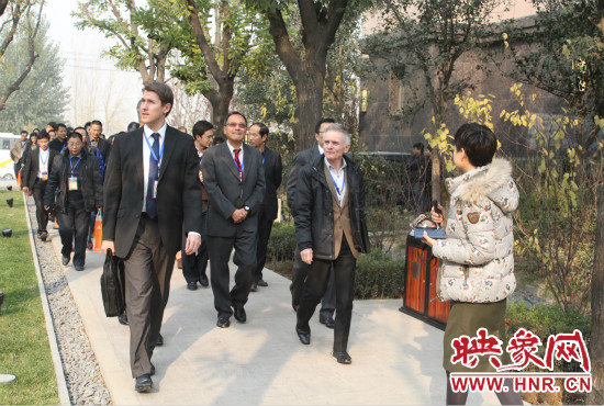 河南鄭州2013服務(wù)外包大會的嘉賓們參觀了金水科教園區(qū)和河南外包產(chǎn)業(yè)園并留下了深刻的印象。 河南鄭州2013服務(wù)外包大會的嘉賓們參觀了金水科教園區(qū)和河南外包產(chǎn)業(yè)園并留下了深刻的印象。