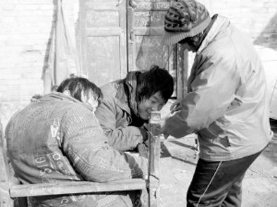 去年年初，武文英和雙胞胎腦癱兒子。圖片來源/《周口晚報》