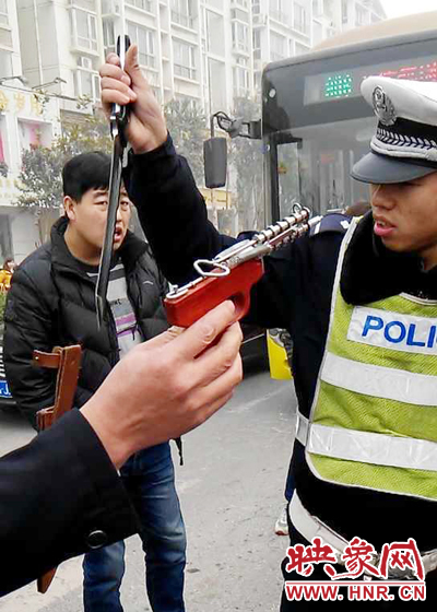 據(jù)當(dāng)事交警描述，男子自知車上有刀，在車輛被逼停后，車上的另一名男子試圖將刀具交給到達現(xiàn)場的同伴。