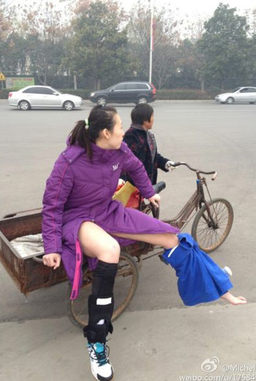 楊婕與朱婷相撞受傷下場-街頭大媽三輪送賓館。