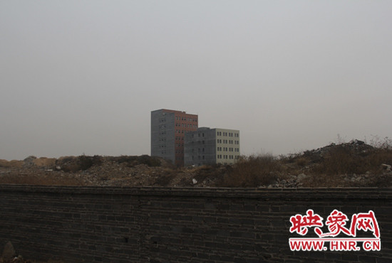 一墻之隔，但內(nèi)外環(huán)境卻截然不同