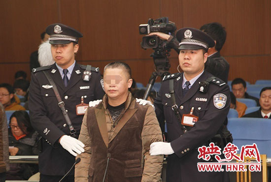 被告人被法警帶上法庭時(shí)，身上沒(méi)有戒具，也沒(méi)有剃光頭。（圖片來(lái)源于微博@豫法陽(yáng)光）