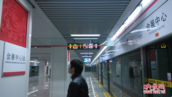 會展中心站，兩塊牌子的站點名稱英文翻譯也不相同