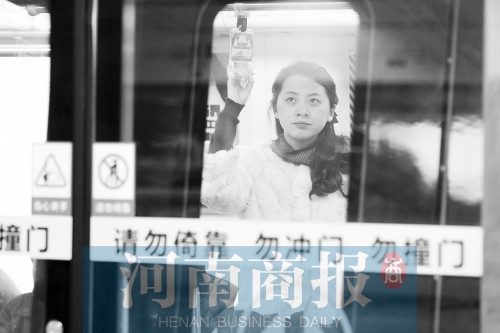 首個(gè)上班高峰，地鐵乘客以年輕的上班族為主