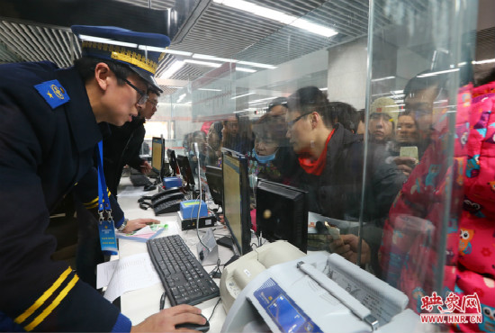 地鐵一卡通的辦理窗口市民排隊(duì)購(gòu)買 地鐵一卡通的辦理窗口市民排隊(duì)購(gòu)買