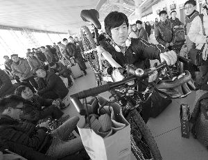 由于媽媽生病，盧文成只得中途放棄騎行改乘火車趕回老家。