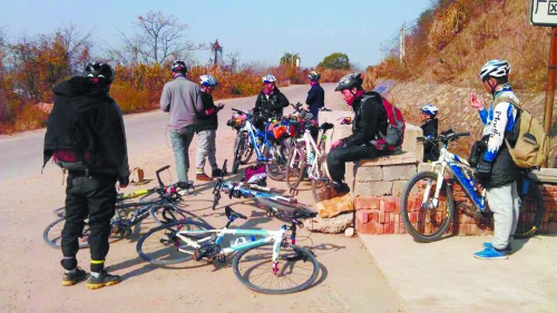 1月21日，他們路過(guò)湖南中路鋪鎮(zhèn)，在路邊短暫休息。