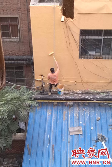 在13年11月多家媒體該酒店加蓋事件后，該酒店派人將樓層加蓋處統(tǒng)一刷上黃漆(附近小區(qū)居民提供)