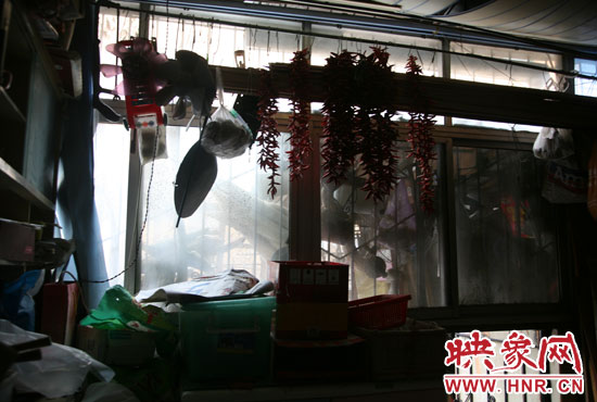 受影響的住戶將自己的窗戶遮擋起來，以防被加蓋樓層住戶看到自家