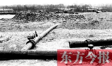 鄭州首座垃圾沼氣電廠并網(wǎng)發(fā)電，集氣管一端連接垃圾山深處，一端連接電廠集氣裝置