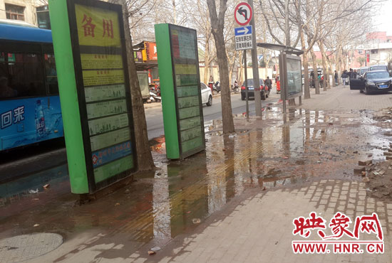 公交車站處臭氣沖天污水橫流，行人幾乎無法在此等車