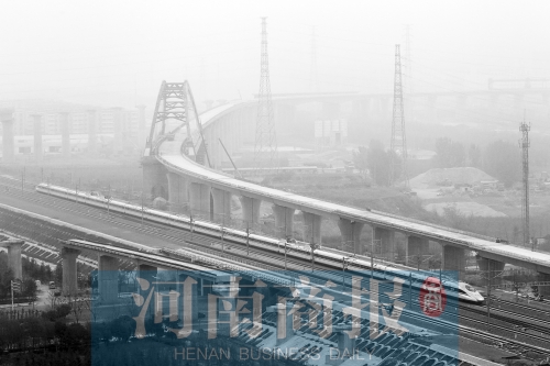 一列高鐵從正在建設的鄭開城際鐵路旁經(jīng)過 一列高鐵從正在建設的鄭開城際鐵路旁經(jīng)過