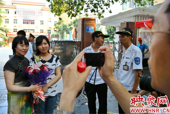 父親用手中的相機(jī)記錄下這重要的一刻。