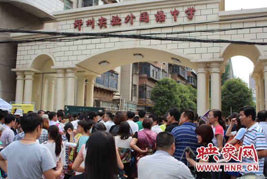 考試快結(jié)束時(shí)，陪考的家長涌入學(xué)校接孩子。