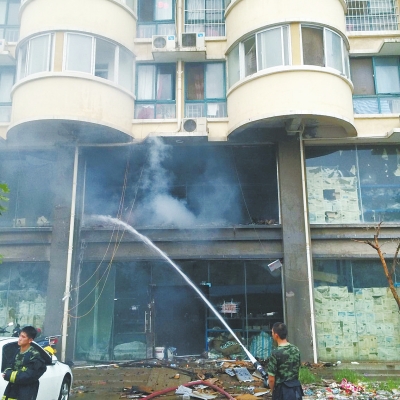 鄭州一小區(qū)疑因私拉充電線引火災(zāi) 40余輛電動車被燒毀 鄭州一小區(qū)疑因私拉充電線引火災(zāi) 40余輛電動車被燒毀