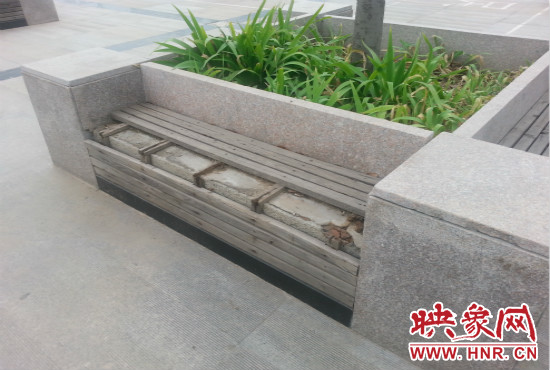 基礎(chǔ)設(shè)施破壞嚴重，一直無人修理。