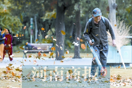 秋風(fēng)吹過，落葉滿地