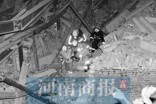 昨晚8點(diǎn)30分，消防員從廢墟中救出一名被埋者