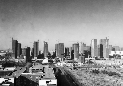 在鄭州市同一地點拍攝的照片，下為1月1日晴朗天氣，上為1月5日霧霾天氣。（拼接圖片）