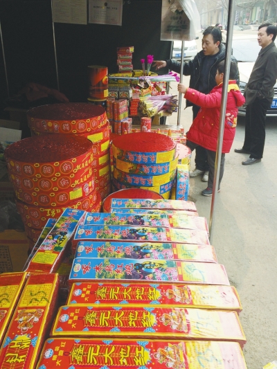 一家鞭炮攤兒前，只有少數(shù)人駐足購買。
