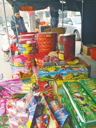 　鞭炮攤兒主售賣的煙花爆竹種類齊全。