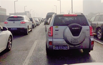 早高峰隴海高架橋從秦嶺路開始，一直向東都已經(jīng)堵成停車場了。 直播369 圖
