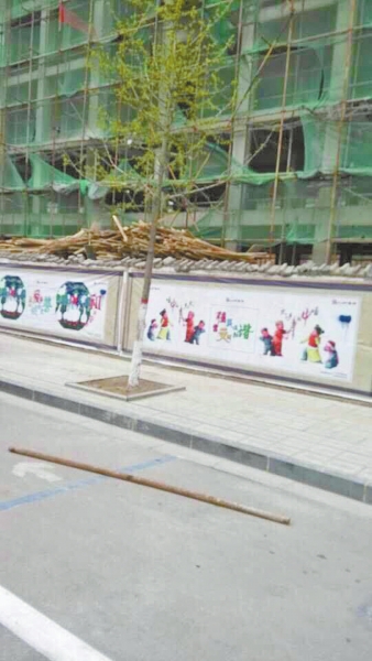 事發(fā)現(xiàn)場，奪命的鋼管還在地上。